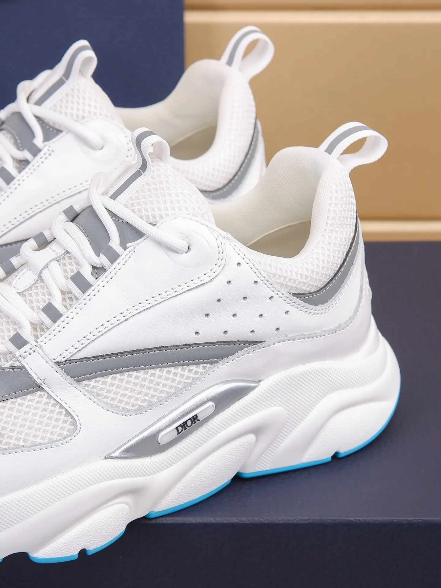 Factory price: 460💰Dior’s top version of D’s b22 men’s sports shoes. Inspired by retro running styles, the chunky low-top silhouette features gray calf leather and blue and white mesh fabric uppers, atop a black, white and blue engraved rubber sole. Nylon ribbon accents the blue mesh tongue and heel counter, and a "dio~" logo appears on the side. Pair it with a suit for a striking contrast and add a sportswear-chic edge to your look. The thick sole can be about 4cm~ Size: 38-45, [46, 47 customized]